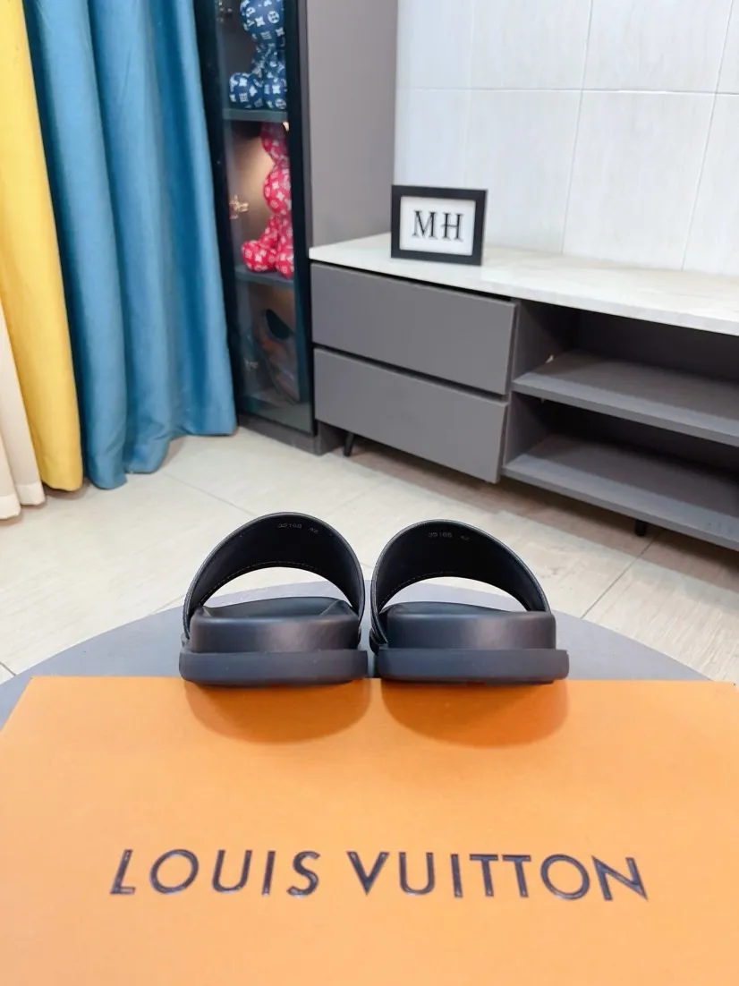 Ex-factory price 320🌹🌹 (lv-Louis Vuitton) new men's sandals, high-end boutique, exquisite embossed logo decoration on the upper, fine workmanship, super soft soles, casual, loose and comfortable, a must-have in summer! \nsize：38-44